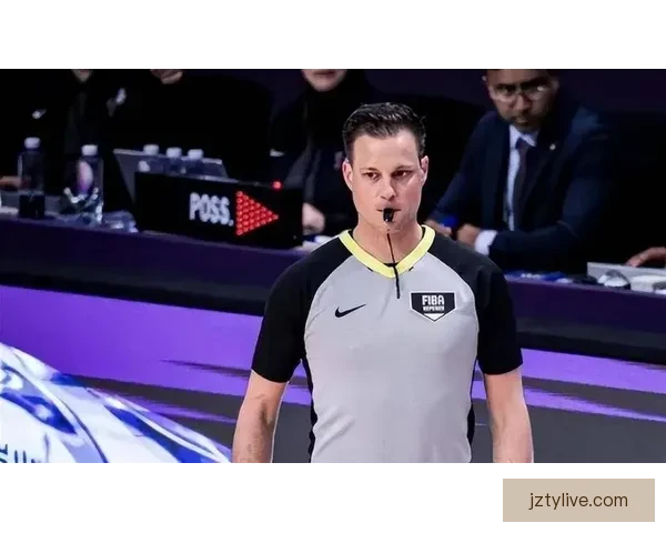 拉明怒斥判罚风波杰拉德马丁解围未吃红牌引热议与裁判尺度争议升级